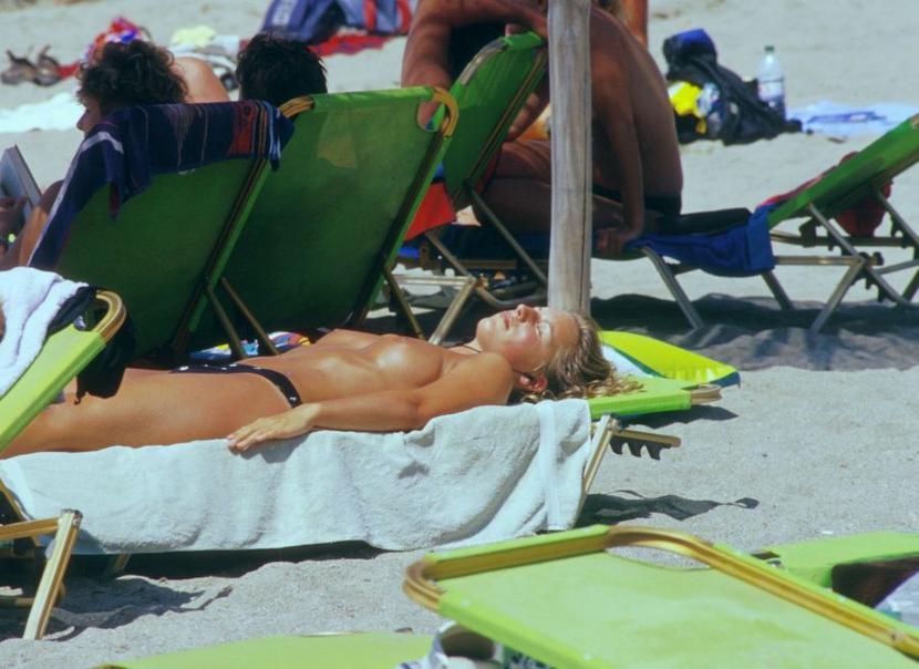 Turystka odpoczywająca w Grecji. Goło i wesoło. Turystka odpoczywająca w Grecji. Goło i wesoło.