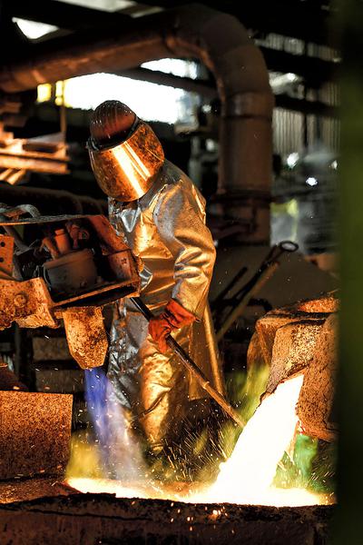 Rafał Pawełczak, prezes KGHM, manewrując między cenami metali a zasobnością złóż, żądaniami płacowymi i groźną elektrownią atomową, jest jak mityczny Jazon. Z wyprawy po złote runo argonauta miał nie wrócić.