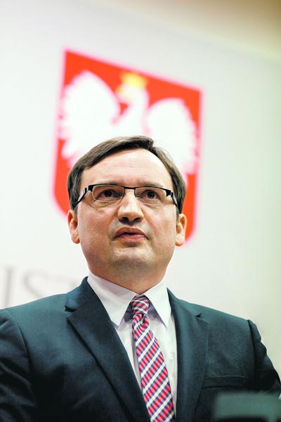 ANTYLICHWĄ W LOKALNYCH: Zbigniew Ziobro, szef resortu sprawiedliwości, rozprawiając się z lichwą, mocno zaszkodzi małym brokerom.