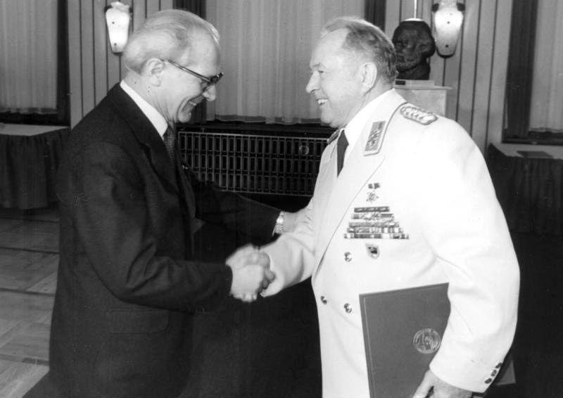 Uroczystość 30-lecia MBP NRD (1980): Erich Honecker wraz z Erichem Mielke Uroczystość 30-lecia MBP NRD (1980): Erich Honecker wraz z Erichem Mielke