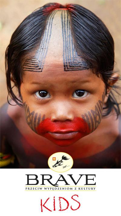 Na zdjęciu promującym tegoroczną edycję Brave Kids widać anonimową dziewczynkę z plemienia Kayapo, z tradycyjną fryzurą i malunkiem na ciele. Fotografia została zrobiona podczas wyprawy medycznej „Expedicionarios da Saude