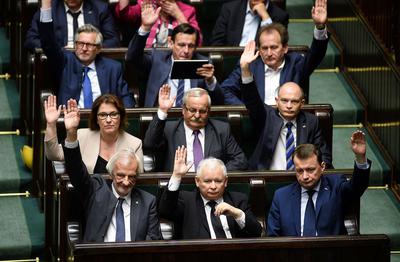 Głosowanie w Sejmie. Na zdjęciu m.in. prezes PiS Jarosław Kaczyński (w środku)