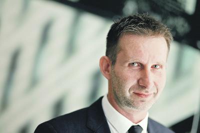 Tomasz Hanczarek, szef agencji zatrudnienia Work Service, deklaruje gotowość do pomocy przy restrukturyzacji firm. Widzi w tym profity dla swojego biznesu, ale też wymierne korzyści dla zwalniających firm i ich pracowników.