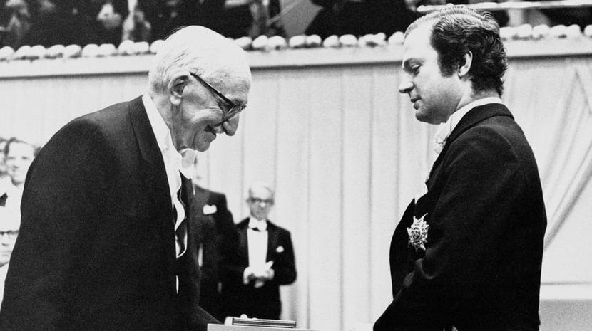 Friedrich Hayek odbiera Nagrodę Banku Szwecji im. Alfreda Nobla w dziedzinie ekonomii Friedrich Hayek odbiera Nagrodę Banku Szwecji im. Alfreda Nobla w dziedzinie ekonomii