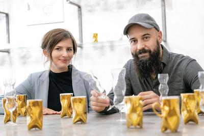 Pionierzy. Manufaktura Ende, założona w 2012 r. we Wrocławiu przez Natalię Gruszecką i Jakuba Kwarcińskiego, była pierwszą firmą, która wypalała porcelanę w małej pracowni, a nie w fabryce. Artyści sami mieszali masę i robili odlewy.