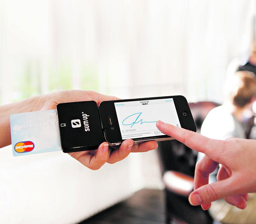 POPREMIEROWY POKAZ: SumUp zaprasza na „światową premierę pierwszego terminalu chip & PIN”. W Polsce takie urządzenia, z PIN-em, już działają. Na świecie w mPOS-ach dominuje mniej bezpieczna autoryzacja podpisem składanym palcem na ekranie telefonu. Na zdjęciu czytnik I generacji instalowany w gniazdo słuchawkowe telefonu. Fot. ARC POPREMIEROWY POKAZ: SumUp zaprasza na „światową premierę pierwszego terminalu chip & PIN”. W Polsce takie urządzenia, z PIN-em, już działają. Na świecie w mPOS-ach dominuje mniej bezpieczna autoryzacja podpisem składanym palcem na ekranie telefonu. Na zdjęciu czytnik I generacji instalowany w gniazdo słuchawkowe telefonu. Fot. ARC