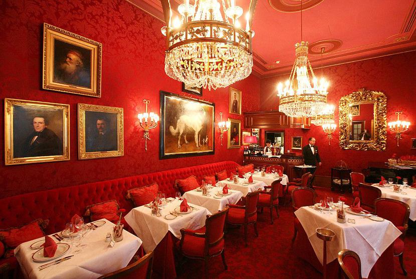 Wnętrze restauracji w luksusowym hotelu Sacher w Wiedniu (FOT. Bloomberg) Wnętrze restauracji w luksusowym hotelu Sacher w Wiedniu (FOT. Bloomberg)