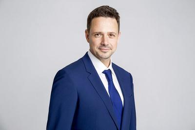 Ubytek w dochodzie wszystkich samorządów w Polsce to prawie 8 mld zł rocznie. Dlatego składamy projekt ustawy, który ma być swoistą rekompensatą, tak żeby te pieniądze, które są zabierane z kieszeni mieszkańców wróciły do nich — podkreśla Rafał Trzaskowski, prezydent Warszawy.