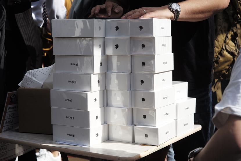 Pudełka z nowymi iPhone'ami X Pudełka z nowymi iPhone'ami X