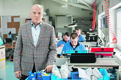 Optopol przeszedł drogę od małej firmy rodzinnej przez spółkę giełdową po część globalnego koncernu. Obecnie, pod wodzą Marcina Bogdaniego, znowu jest firmą rodzinną i znowu inwestuje w rozwój.