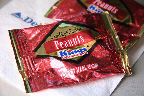 Alergicy narzekają na orzeszki w samolotach kanadyjskiego przewoźnika. Alergicy narzekają na orzeszki w samolotach kanadyjskiego przewoźnika.