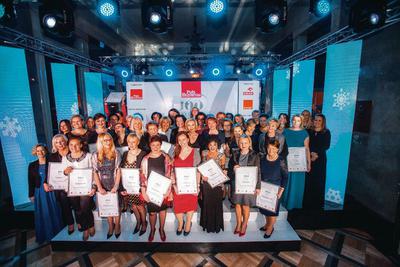 Laureatki rankingu„100 Kobiet Biznesu 2015”we wszystkich kategoriach,a na skraju widocznebez dyplomów:z lewej — prowadząca galeMonika Zamachowska,z prawej — Patricia Deyna,prezes wydającej „Puls Biznesu”spółki Bonnier Business Polska.