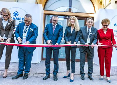Właściciele Adamedu Maciej (drugi z lewej) i Małgorzata (w środku) Adamkiewiczowie w rządowo- -samorządowo-urzędowej asyście otworzyli w środę fabrykę pilotażową w Pabianicach. Grupa, w której dyrektorem badań i rozwoju jest Anna Terlecka (pierwsza z lewej), w latach 2012-15 przeznaczała na badania 40-45 mln zł rocznie. Teraz dużo więcej — w tym roku inwestycje badawcze sięgną 90 mln zł i mają stale wzrastać.