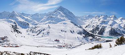 Kühtai. Najwyżej położona austriacka wioska sportów zimowych (2020 m n.p.m.) ma wiele zalet — choćby takie, że domy zbudowano bezpośrednio przy stokach, a śniegiem można się cieszyć do końca kwietnia. Do tego dochodzą wygodne połączenia autobusowe m.in. z Innsbruckiem.