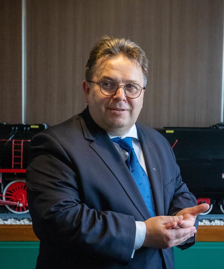 Były prezes sprzedał akcje PKP Cargo i odkupił taniej