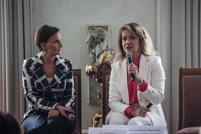 Założenia planu redukcji otyłości w Polsce przedstawiły Marta Pawłowska, dyrektor Prezydium Partnerstwa na rzecz Profilaktyki i Leczenia Otyłości, oraz dr n. ekon. Małgorzata Gałązka-Sobotka, dyrektor Instytutu Zarządzania w Ochronie Zdrowia Uczelni Łazarskiego.