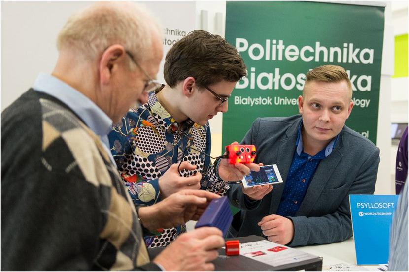 Zespół Psyllosoft ze swoim mentorem. Od lewej: Jerzy Sienkiewicz (mentor), Petros Psyllos, Krzysztof Bujnarowski.