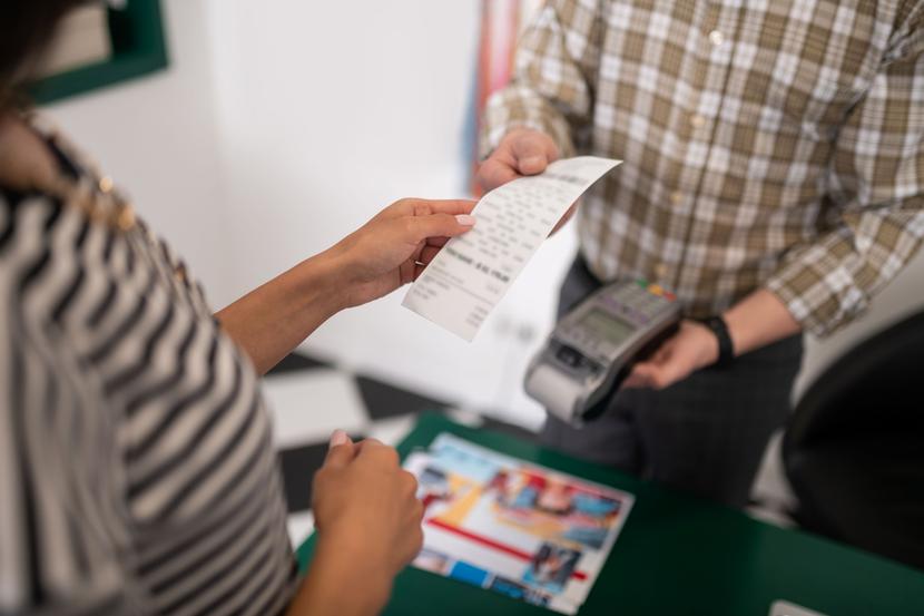 Do substancji reprotoksycznych należy m.in. bisfenol A, który występuje np. w powszechnie używanym w handlu papierze do drukowania paragonów fiskalnych. To powoduje, że na działanie bisfenolu A narażeni są kasjerki i kasjerzy. Do substancji reprotoksycznych należy m.in. bisfenol A, który występuje np. w powszechnie używanym w handlu papierze do drukowania paragonów fiskalnych. To powoduje, że na działanie bisfenolu A narażeni są kasjerki i kasjerzy.