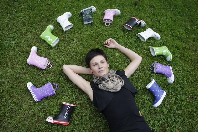 Kurom domowym mówimy nie: Bardzo ważnym elementem całego przedsięwzięcia była pomoc rodziny. Na szczęście trend „siedź babo w domu i gotuj” odszedł w niepamięć — mówi Dominika Młynarska, która dzięki dotacjom założyła firmę sprzedającą dziecięce kalosze.  [fot. WM]