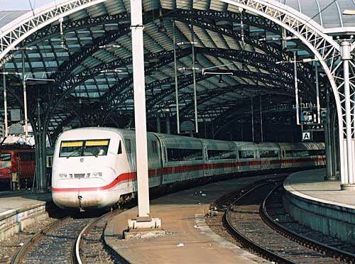 Szybki pociąg niemiecki w Kolonii