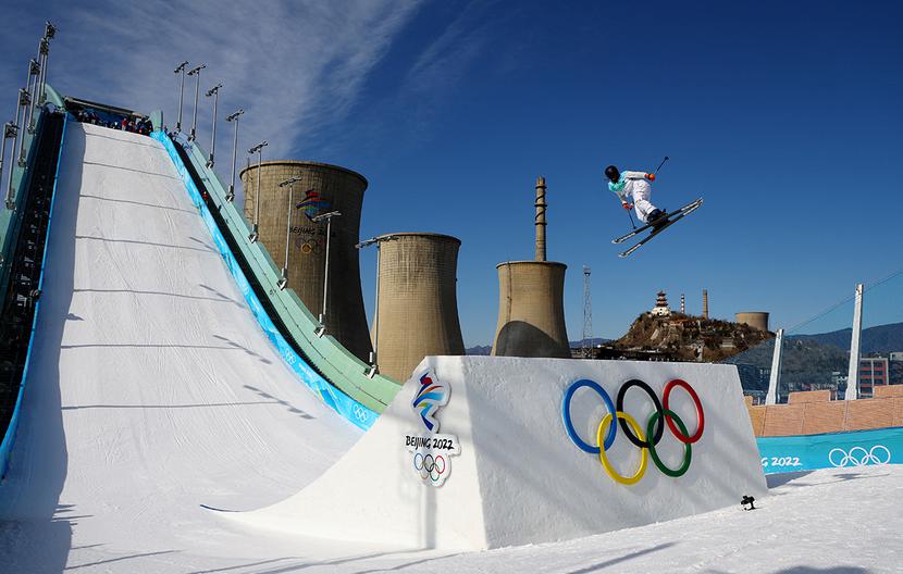 5 lutego 2022 r., Pekin, Chiny. Igrzyska olimpijskie, narciarstwo dowolne. Darian Stevens ze Stanów Zjednoczonych podczas treningu na gigantycznej 64-metrowej rampie Big Air Shougang. Ten olimpijski obiekt wzniesiono na terenie dawnej huty stali.