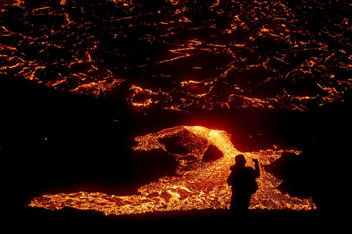 Lawa wypływająca z wulkanu na półwyspie Reykjanes na Islandii 21 marca 2021 r.