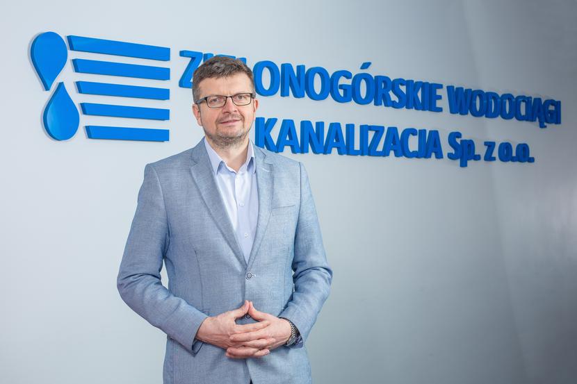 Funkcja społeczna: Świadczymy kluczową dla życia usługę, szczególnie teraz, w trudnym czasie pandemii. Jesteśmy gwarantem bezpieczeństwa dostaw i jakości dobrej wody oraz zapewniamy ciągły i niezakłócony odbiór ścieków bytowych – mówi Krzysztof Witkowski, prezes Zielonogórskich Wodociągów i Kanalizacji. Funkcja społeczna: Świadczymy kluczową dla życia usługę, szczególnie teraz, w trudnym czasie pandemii. Jesteśmy gwarantem bezpieczeństwa dostaw i jakości dobrej wody oraz zapewniamy ciągły i niezakłócony odbiór ścieków bytowych – mówi Krzysztof Witkowski, prezes Zielonogórskich Wodociągów i Kanalizacji.