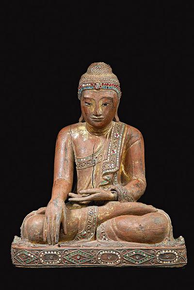 Drewnianą, inkrustowaną szkłem figurę wycenia się na 48 tys. zł — jak podaje Prima Porta Antiquities, pochodzi z III Królestwa Myanmar, z okresu dynastii Konbaung i panowania króla Alaungpaya. Dla Kowalskiego: z czasów Mozarta.