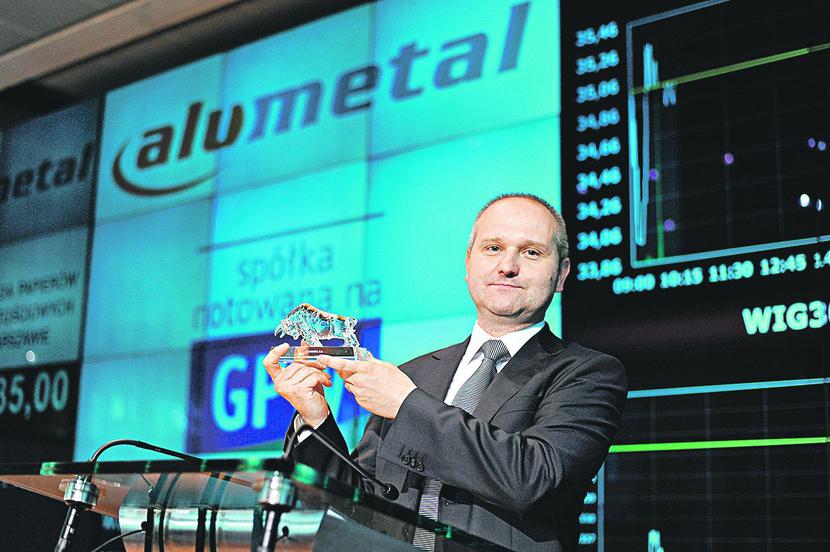 PRZEBUDZENIE: Na premierowej sesji akcje Alumetalu, kierowanego przez Szymona Adamczyka, urosły o 0,2 proc. Inwestorzy powoli przekonują się jednak do spółki. [FOT. SŁ] 