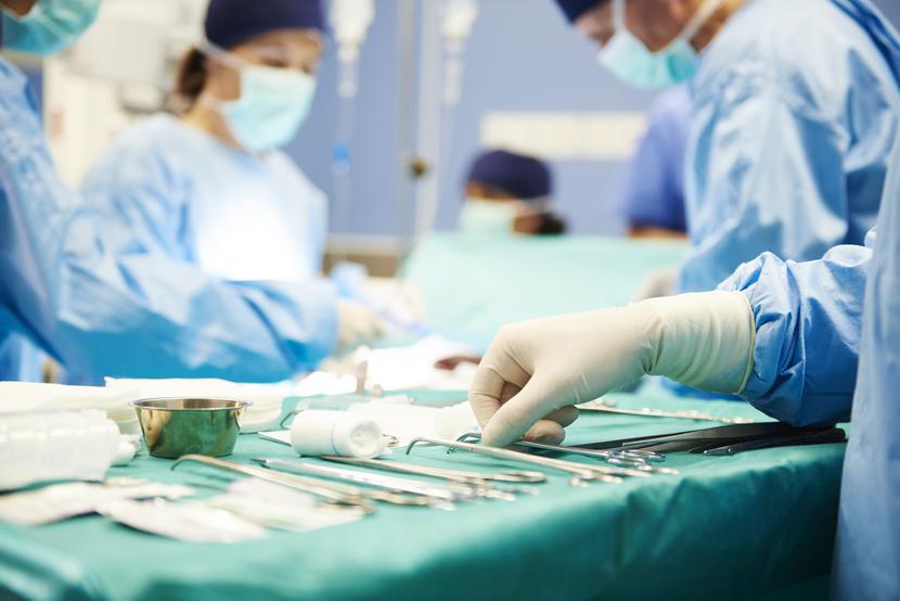 Chirurgiczny asystent lekarza może asystować przy stole operacyjnym, a także wykonywać określone czynności po zabiegach chirurgicznych.