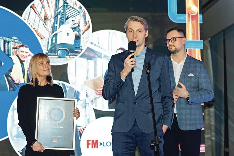 Wspieranie różnorodności: Magdalena Dawiec oraz Dawid Strzyżak z FM Logistic odebrali wyróżnienie w kategorii Inkluzywna rekrutacja. Dyplom wręczył Adam Maron z Grupy OLX.