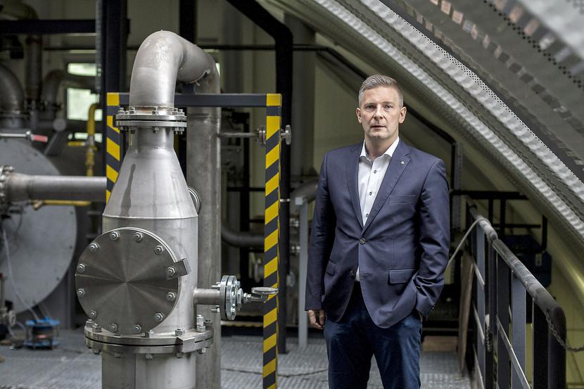 ZAGOSPODARU NISZĘ: Arkadiusz Primus, prezes Investeko, zaznacza, że jeśli ruch zero waste zaczyna się od nacisku społecznego, to siłą rzeczy mechanizm finansowe będą przekładać się na efekt ekologiczny. Dzięki temu pojawia się również przestrzeń biznesowa do tego, aby tworzyć np. w pełni biodegradowalne opakowania. Tym bardziej, że — na co zwraca uwagę — firmy wciąż mają szansę na uzyskanie dofinansowania takich działań przez UE. [FOT. MICHAŁ LEGIERSKI EDYTOR]