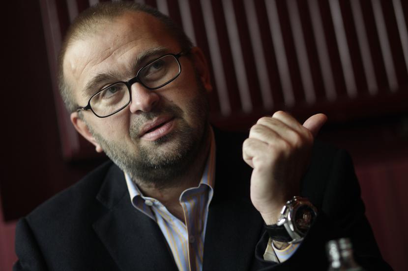 SZCZODRA
 OFERTA:
 Konkurenci uważają,
 że spółki z grupy
 MNI w przetargu
 przestrzeliły i z przychodów
 nie będą
 w stanie pokryć
 nawet własnych
 kosztów. Nasza
 oferta jest fair
 — odpowiada
 Andrzej Piechocki,
 prezes MNI.
 [FOT. WM]