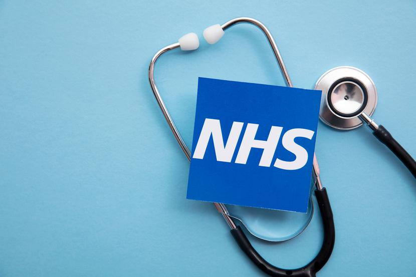 Odsetek osób oceniających poziom świadczeń w NHS jako bardzo dobry lub dobry spadł z 72 proc. w 2020 roku do 48 proc. obecnie.
