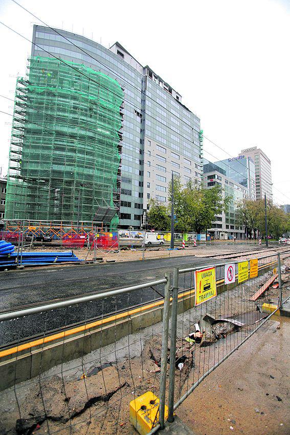 SZYBKI BIZNES: Skanska
 Property buduje, wynajmuje
 i sprzedaje tak szybko,
 jak się da. O chętnego na
 flagowe Atrium 1 nie było
 trudno, także dlatego, że zielone
 technologie mają zapewnić
 20-procentową obniżkę kosztów
 eksploatacyjnych. [FOT. WM]