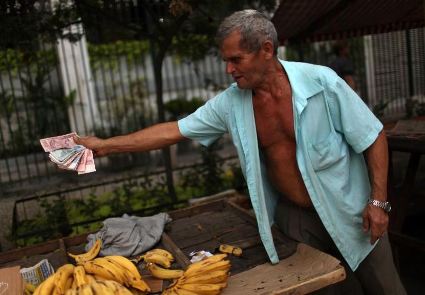 Sprzedawca uliczny w Rio de Janeiro. Fot. Bloomberg.