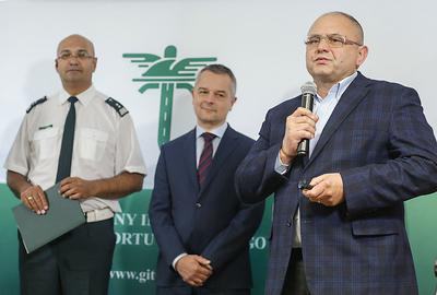 Dzięki budowie nowego systemu państwo chce mieć pełna kontrolę nad zawartymi w nim informacjami oraz możliwość elastycznej rozbudowy. Za jego budowę odpowiada Główny Inspektorat Transportu Drogowego, któremu szefuje Alvin Gajadhur (z lewej). Od ponad roku dyrektorem biura Krajowego Systemu Poboru Opłat jest Tomasz Prarat, który wcześniej pracował w Kapschu. Koncepcję stworzył Instytut Łączności kierowany przez Jerzego Żurka (z prawej).