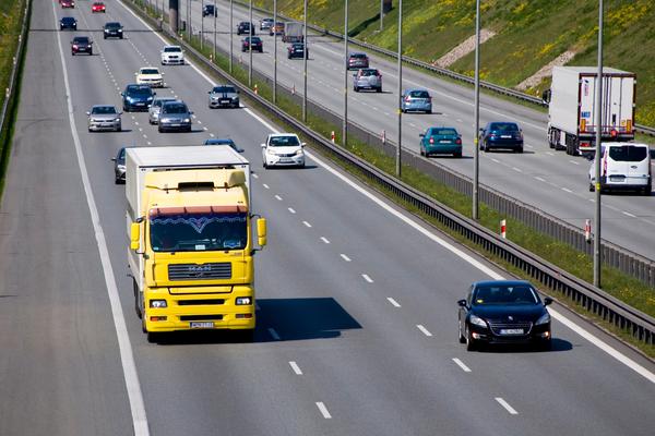 W Europie duży wzrost sprzedaży samochodów ciężarowych. Polska liderem [briefing makroekonomiczny]