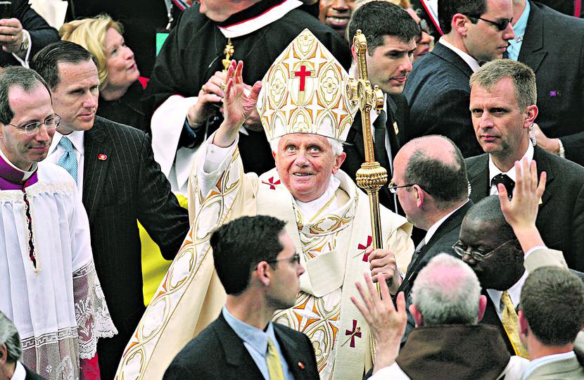 PAPA EMERITUS: Dziś ostatni dzień pracy papieża. Benedykt XVI otrzyma tytuł „emerytowany papież”, a po dwóch miesiącach spędzonych w rezydencji w Castel Gandolfo powróci do Watykanu i zamieszka w remontowanym właśnie klasztorze. Nadal będzie nosił białą sutannę, ale nie założy już czerwonych papieskich butów. [FOT. BLOOMBERG]
