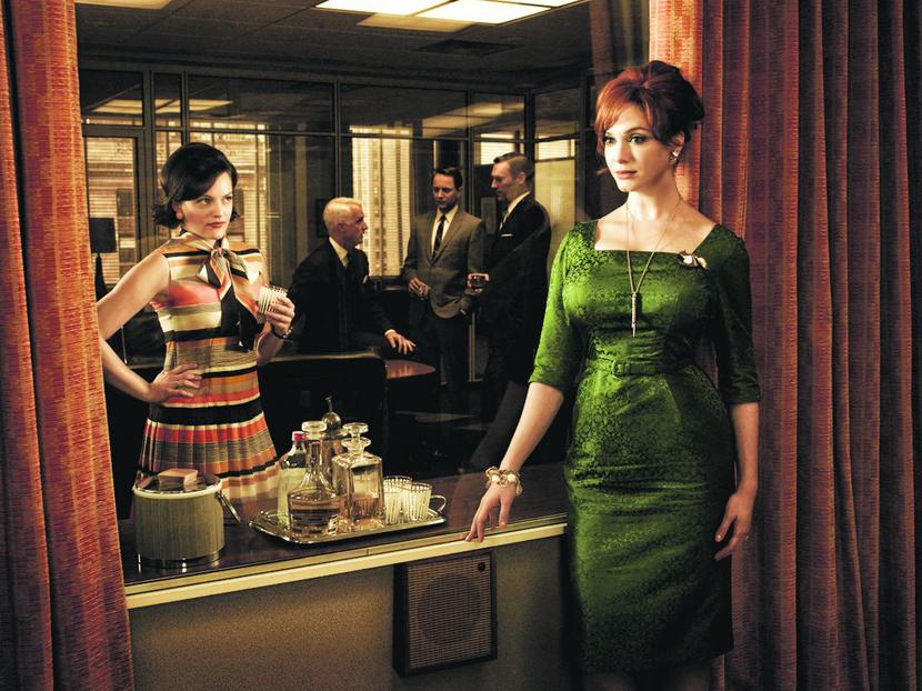 MODA
 Z SERIALU:
 Sporo pije się
 w pracy
 m.in. w serialach.
 Twórcy hitu
 „Mad Men”,
 który opowiada
 o pracownikach
 agencji reklamowej
 z przełomu lat 50.
 i 60., zadbali o to,
 by kieliszki rzadko
 były suche.
 [FOT. FRANK OCKENFELS/
 AMC]