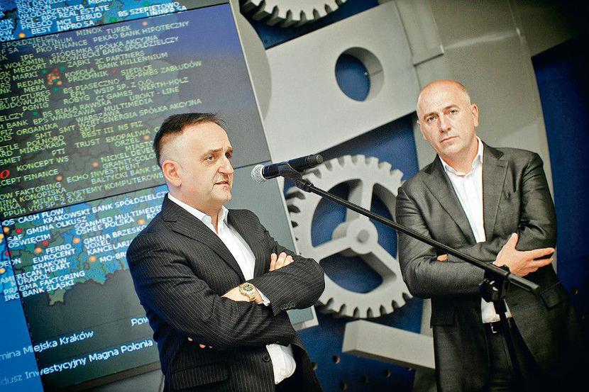 OBRONA PRZEZ INWESTYCJE: Bolączką przemysłu spirytusowego są niskie marże, niespójność prawa i stawek podatkowych. Tymczasem sieci handlowe naciskają na obniżkę cen. Pewnym zabezpieczeniem takiego biznesu jest budowa własnej dystrybucji — mówi Grzegorz Ślak, prezes Bartimpeksu, który wraz z Tomaszem Gudzowatym otwiera pijalnie wódki i sklepy z alkoholem. [FOT. ARC]
