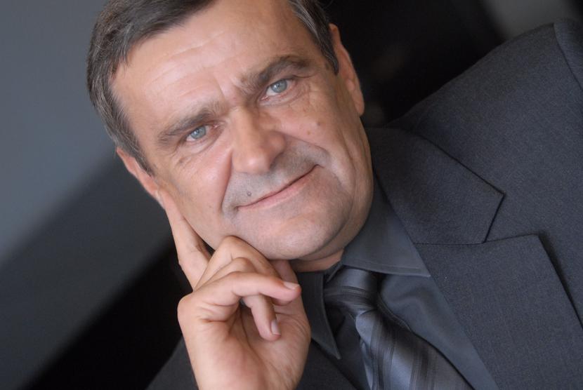 GŁOWA NA KARKU: Na zyski
 Romana Karkosika pracuje
 dziś w sieci mniej lub bardziej
 powiązanych spółek 15 tys.
 osób. Jego najnowszym konikiem
 jest poszukiwanie złóż soli
 potasowej, wykorzystywanej
 przy produkcji nawozów.
 [FOT. MP]