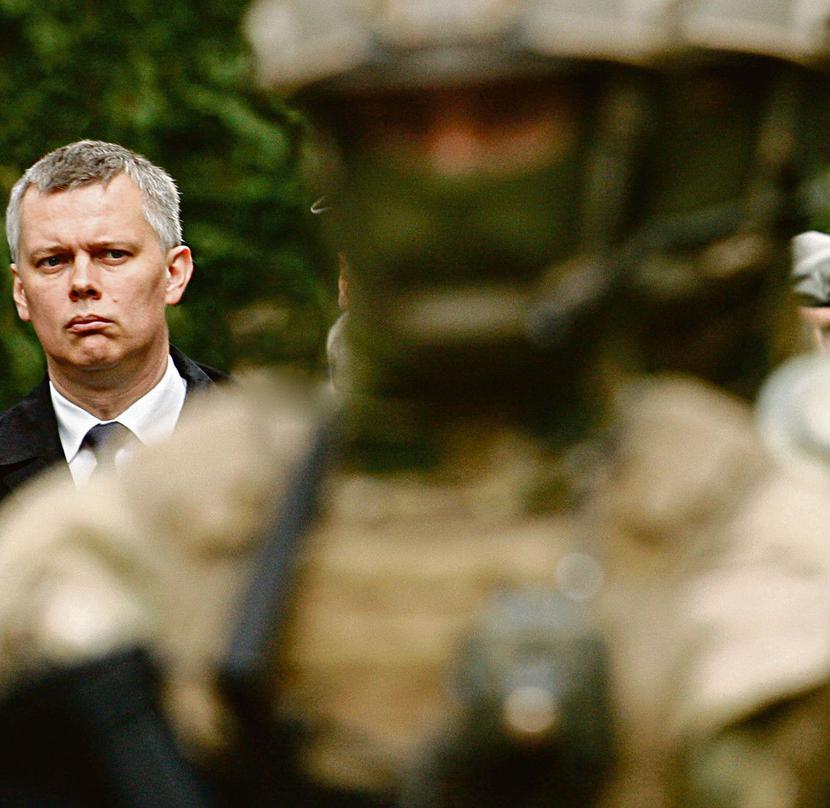 PAŃSTWO SŁUŻB: Tomasz Siemoniak, minister obrony narodowej, chce dać żandarmom uprawnienia policyjne. Buduje kolejną służbę specjalną, która będzie kontrolować obywateli i firmy. [FOT. EASTNEWS]