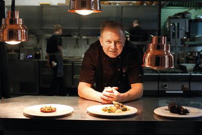 Michał Bryś to... aktor po krakowskiej  PWST, reżyser i producent telewizyjny. Jego żywiołem jest jednak  gotowanie. Otworzył w Warszawie własną restaurację. W drewniano-ceglanym  wnętrzu L’enfant terrible stoją stoły bez obrusów, a z głośników sączy  się muzyka.