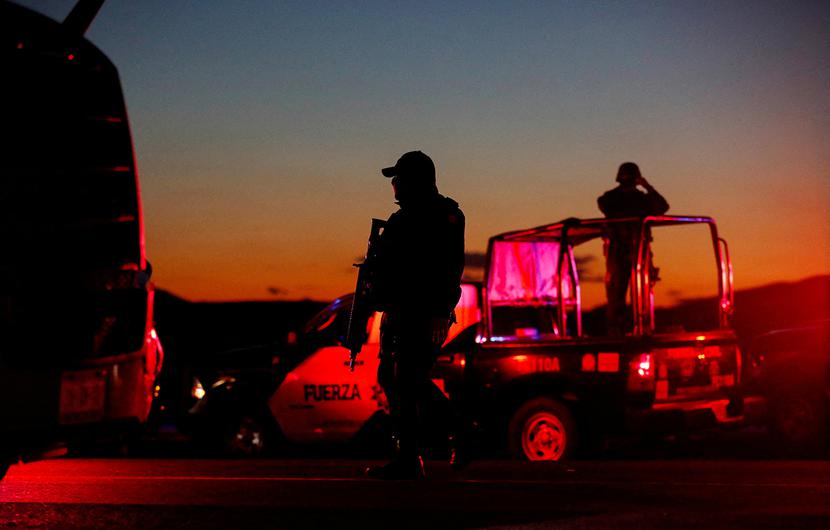 Sabinas Hidalgo, Meksyk, 29 maja 2023 r. Siły bezpieczeństwa stoją na straży w pobliżu miejsca zbrodni. Według władz podczas konfrontacji z policją stanową na autostradzie Monterrey – Nuevo Laredo  zginęło 10 członków przestępczości zorganizowanej.
