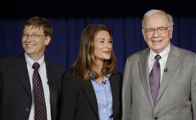 Bill Gates (z lewej) z żoną i Warren Buffett, fot. Bloomberg