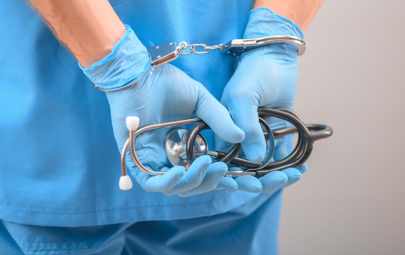Policja z Poznania zatrzymała lekarkę, która handlowała receptami na opioidy. Policja z Poznania zatrzymała lekarkę, która handlowała receptami na opioidy.