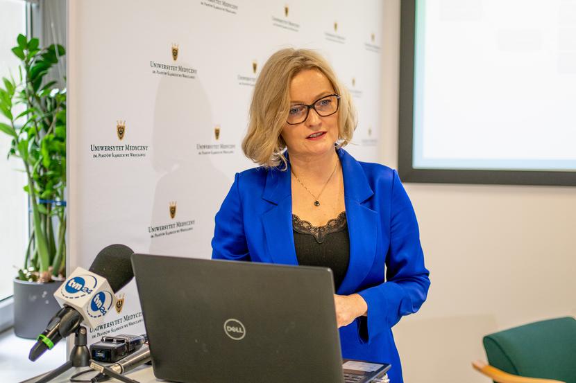 Samookaleczenia niesamobójcze zwykle mają przynieść ulgę, a osoby, które tną skórę ostrymi narzędziami, nakłuwają igłami, nadmiernie drapią czy przypalają, próbują zwalczyć uczucia takie jak smutek, złość, wściekłość, rozczarowanie czy poczucie winy — tłumaczy dr hab. n. med. Monika Szewczuk-Bogusławska. Samookaleczenia niesamobójcze zwykle mają przynieść ulgę, a osoby, które tną skórę ostrymi narzędziami, nakłuwają igłami, nadmiernie drapią czy przypalają, próbują zwalczyć uczucia takie jak smutek, złość, wściekłość, rozczarowanie czy poczucie winy — tłumaczy dr hab. n. med. Monika Szewczuk-Bogusławska.