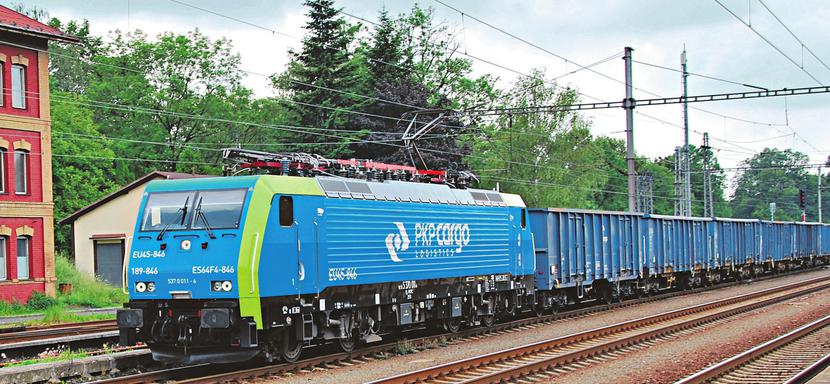 KOSZTOWNE ZRZECZENIE: Kolejowi przewoźnicy, w tym PKP Cargo, przez lata płacili zbyt wysokie opłaty za dostęp do torów. Państwowa
 firma zwrotu pieniędzy od państwa na razie się nie domaga. Do niego natomiast zaczynają napływać wnioski od klientów. [FOT. ARC]