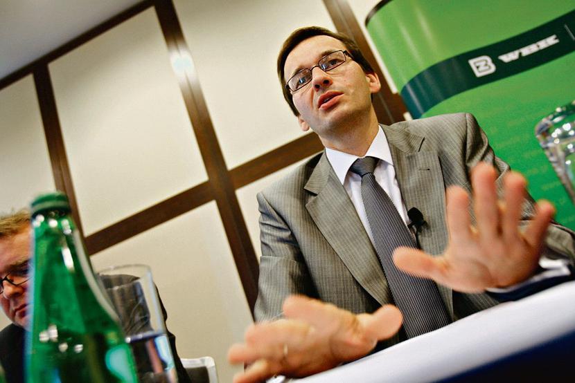 MOBILNA WIOSNA I LATO: BZ WBK, kierowany przez Mateusza Morawieckiego, jest pierwszym bankiem, który wejdzie na platformę mastercardmobile. Płatności mobilne udostępni klientom latem. Wiosną zacznie obsługiwać płatności z użyciem telefonu w sieci Biedronka. [FOT. BS]